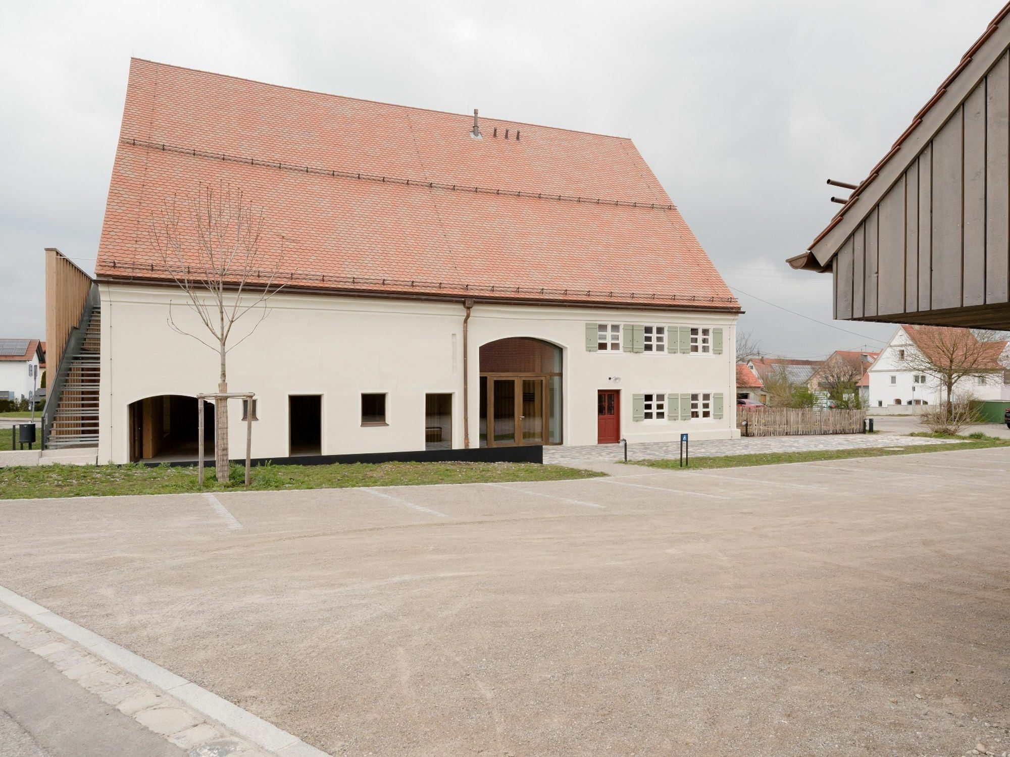 Nový sál v bývalých stájích s oknem-jevištěm