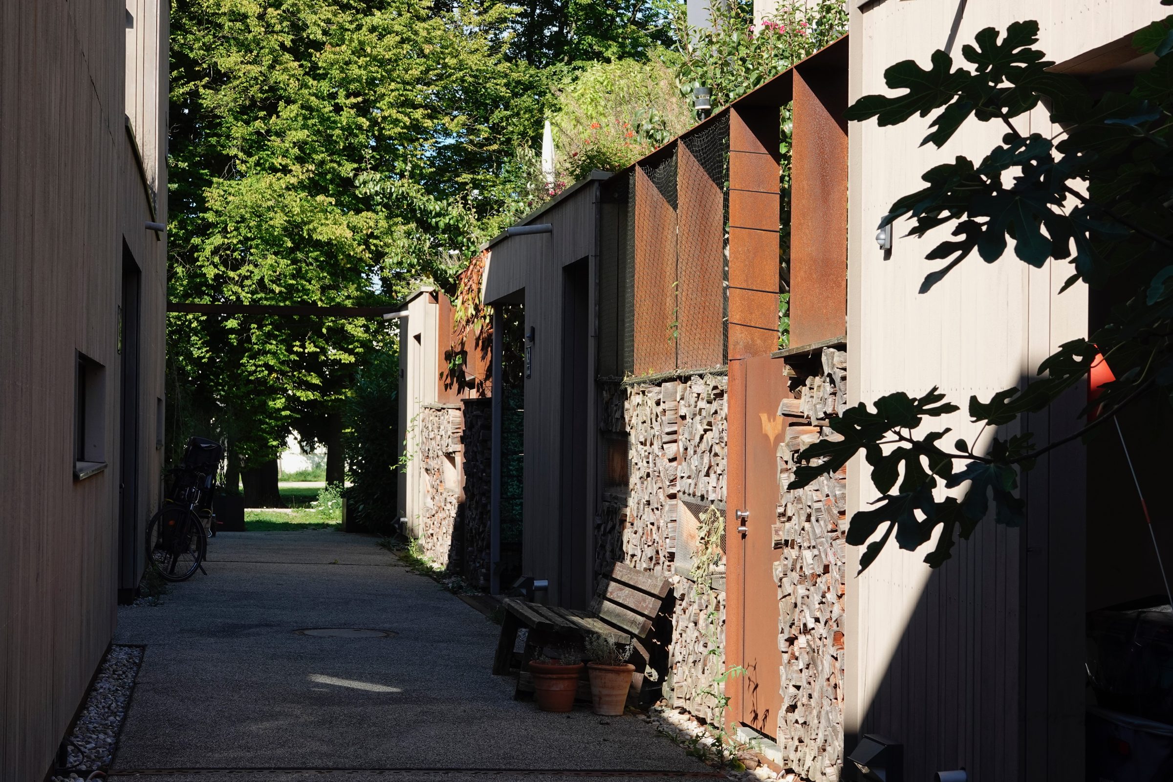 Gemeinsam genutzte Fußgängerwege zwischen den Atriumhäusern. „Der Kleine Prinz“, ökologisches Modellviertel Prinz-Eugen-Park, München · Bauherr: Baugemeinschaft „Der Kleine Prinz“ · Architekten: dressler mayerhofer rössler