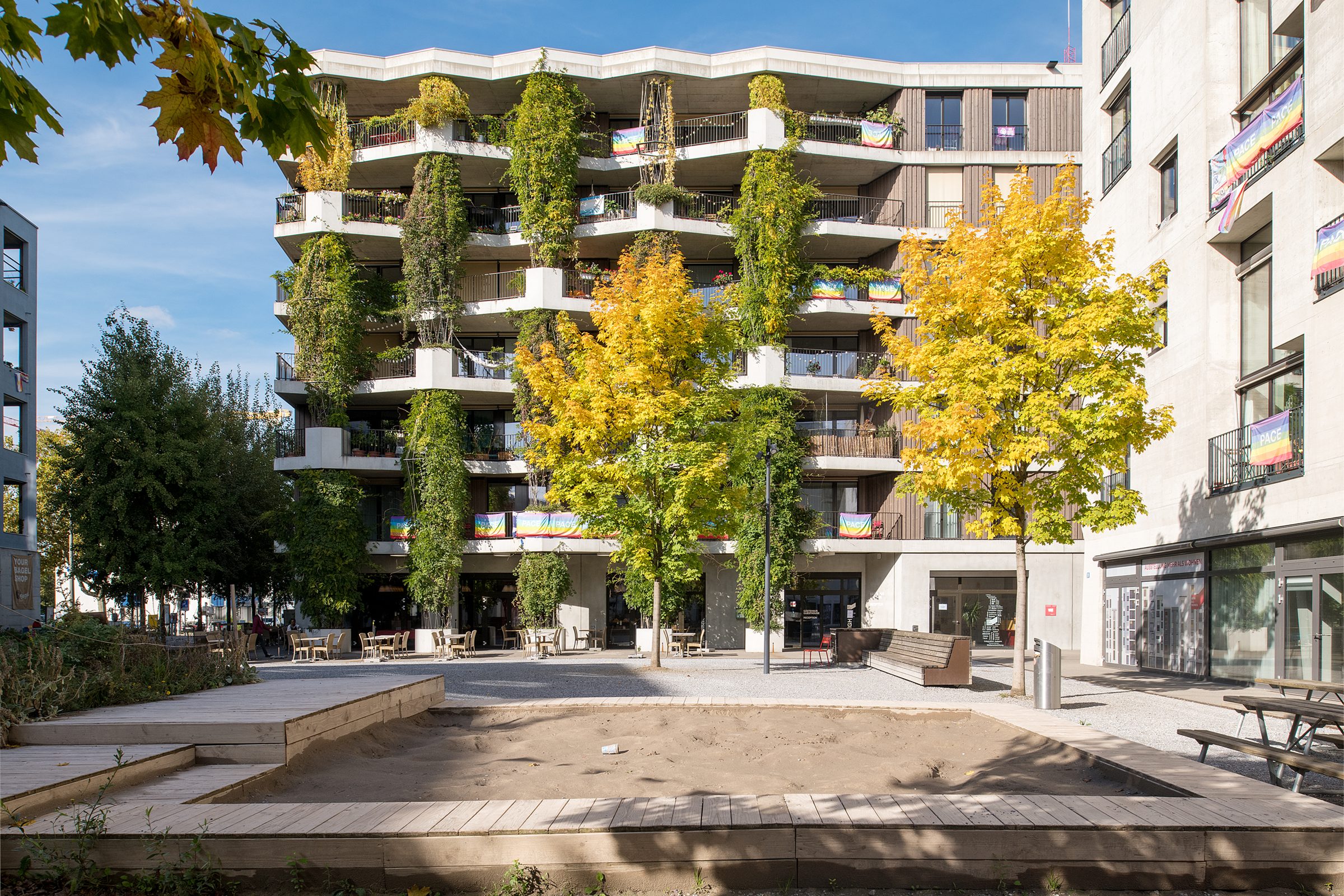 Hunzikerplatz, Hunziker Areal, Zürich (2015) · Bauherr: Genossenschaft „mehr als wohnen“ · Architekten: Duplex Architekten, Futurafrosch, Müller Sigrist, pool Architekten, Miroslav Šik · Landschaftsgestaltung: Müller Illien